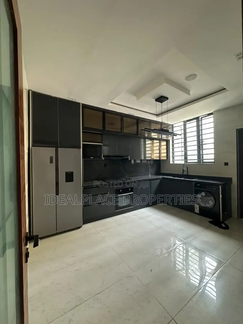 5bdrm Duplex in Lekki Phase 1 for sale
