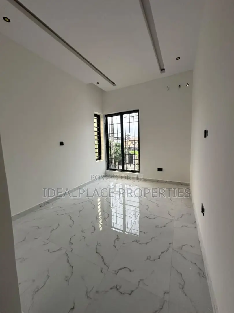 2bdrm Apartment in Lekki Phase 1 for sale