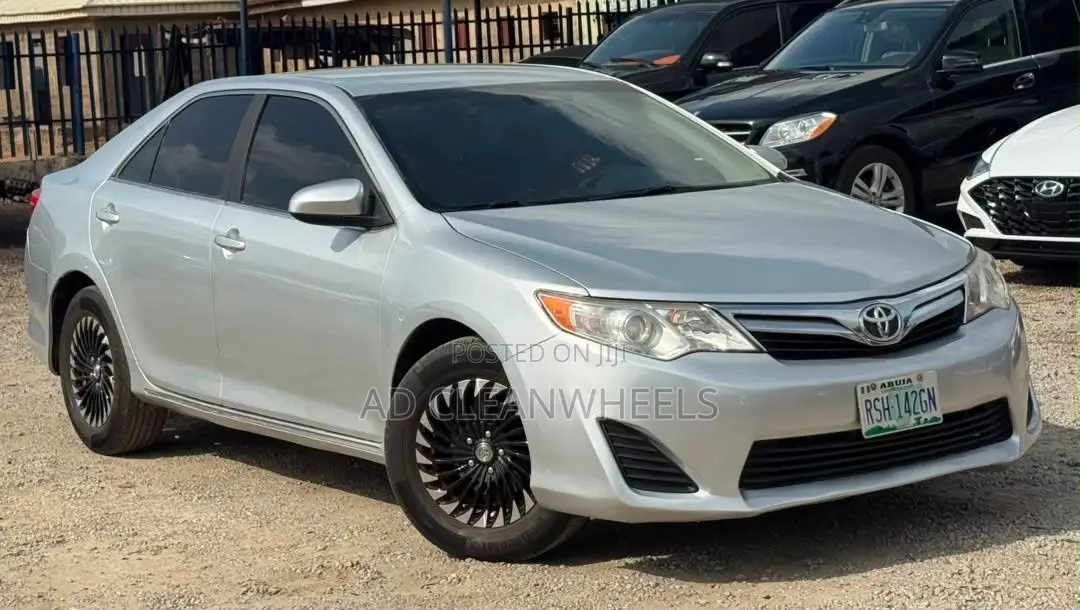 Toyota Camry LE 4dr Sedan (2.5L 4cyl 6A) 2013 Silver