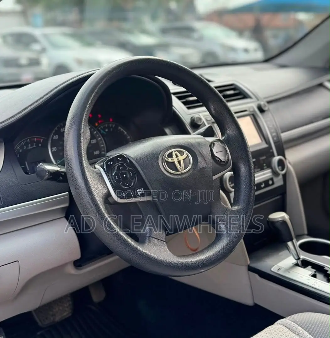 Toyota Camry LE 4dr Sedan (2.5L 4cyl 6A) 2013 Silver
