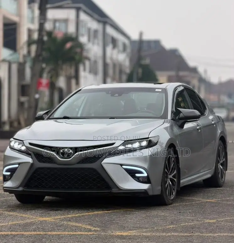Toyota Camry 2020 Silver