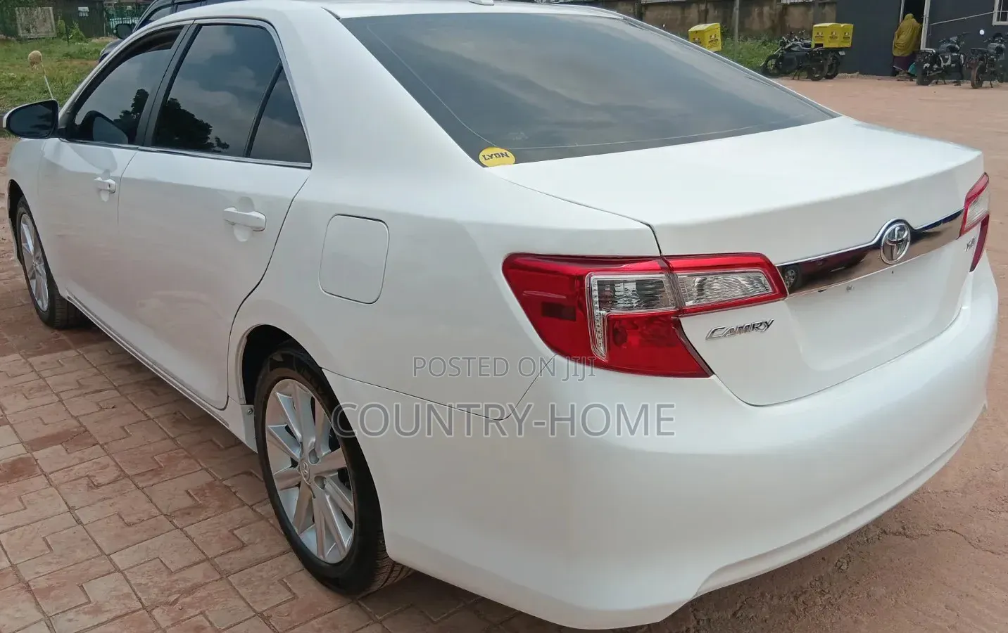 Toyota Camry XLE 4dr Sedan (2.5L 4cyl 6A) 2012 White
