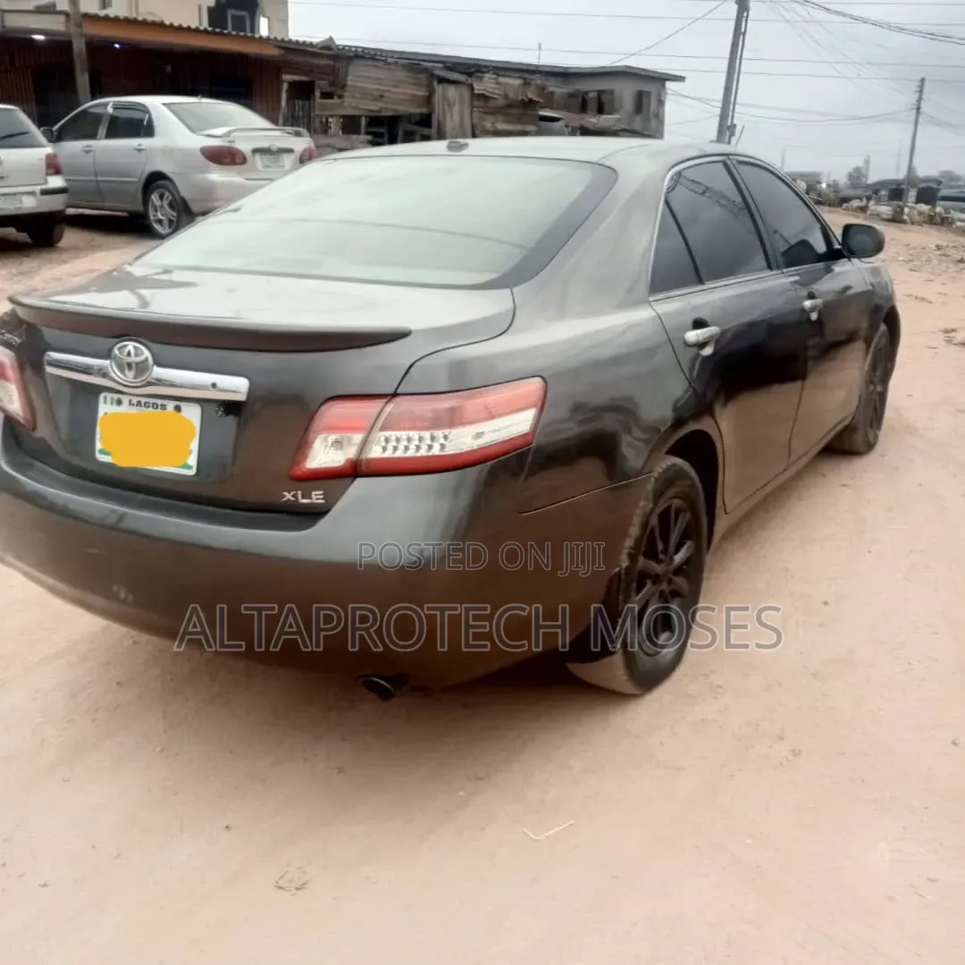Toyota Camry XLE 4dr Sedan (2.5L 4cyl 6A) 2011 Gray
