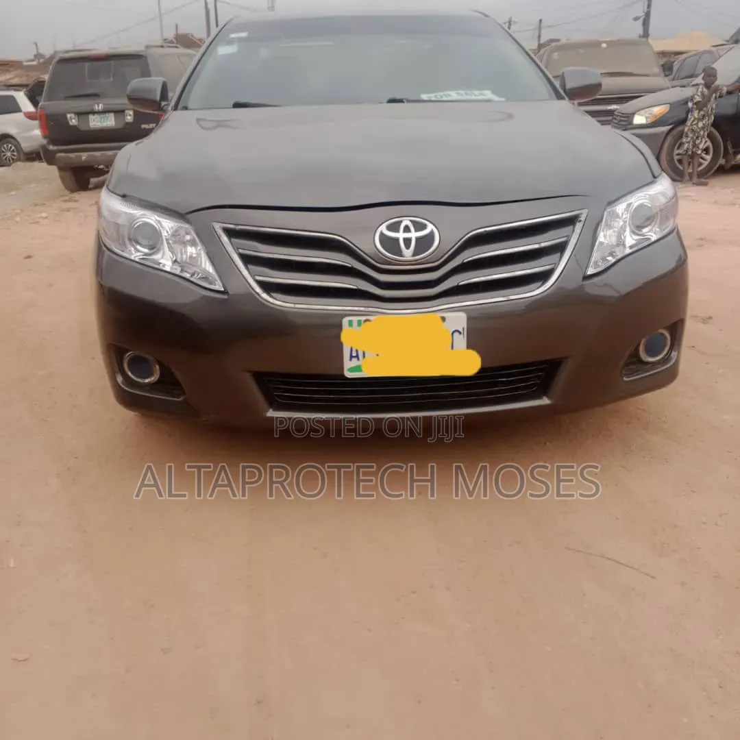 Toyota Camry XLE 4dr Sedan (2.5L 4cyl 6A) 2011 Gray