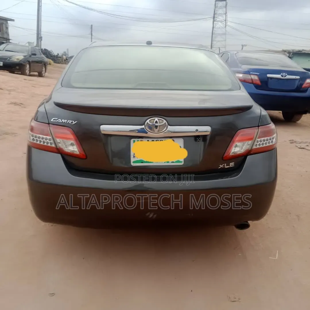 Toyota Camry XLE 4dr Sedan (2.5L 4cyl 6A) 2011 Gray