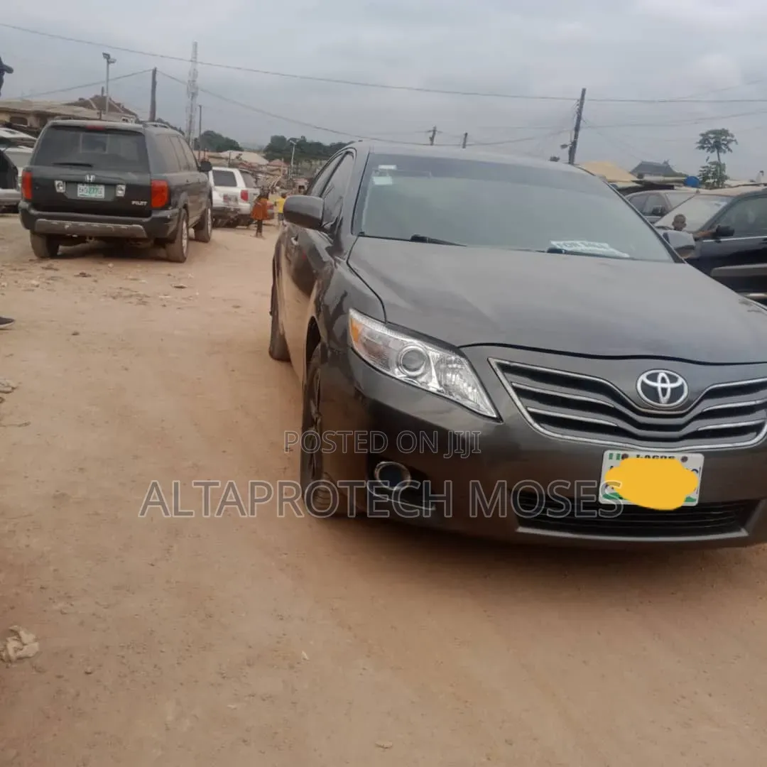 Toyota Camry XLE 4dr Sedan (2.5L 4cyl 6A) 2011 Gray