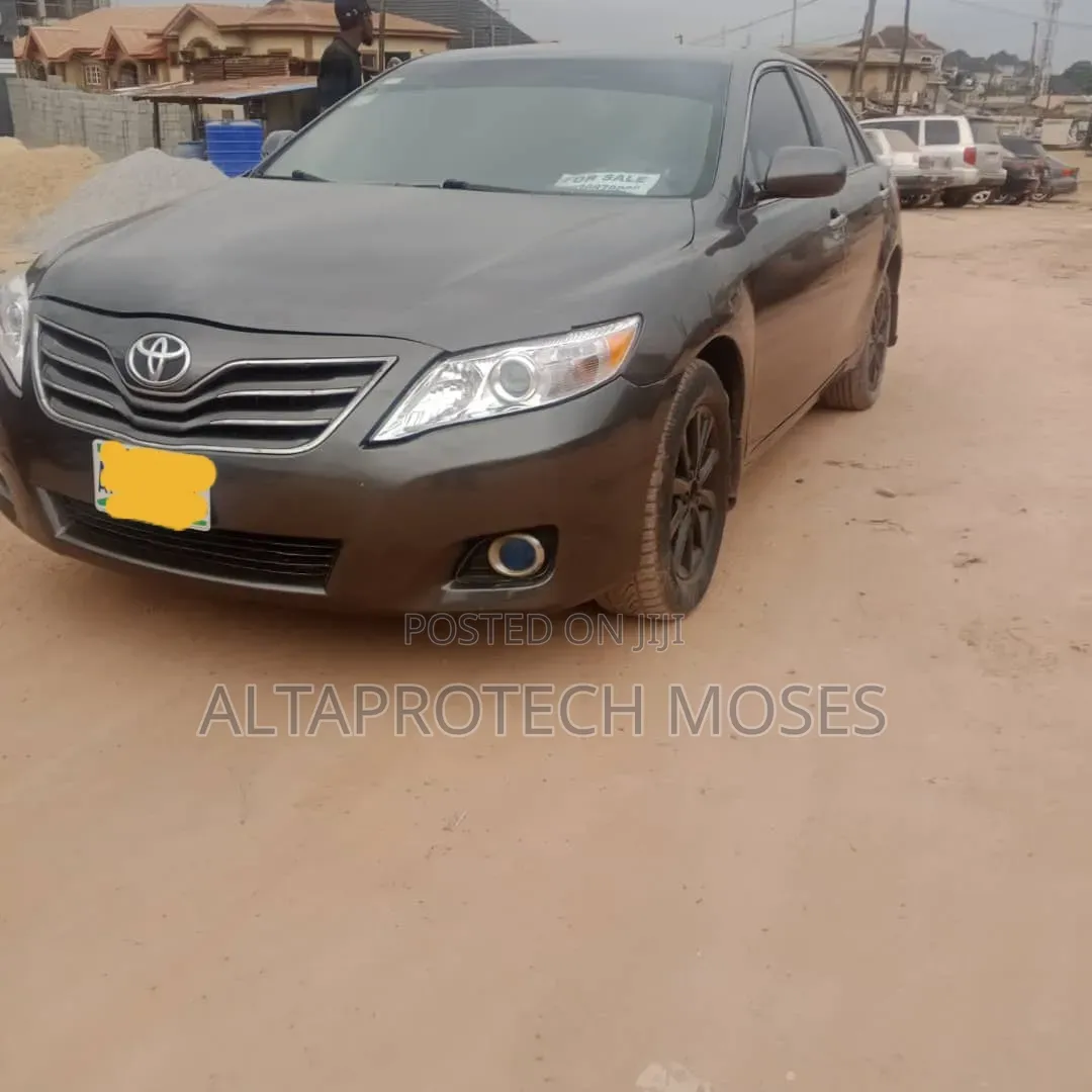 Toyota Camry XLE 4dr Sedan (2.5L 4cyl 6A) 2011 Gray