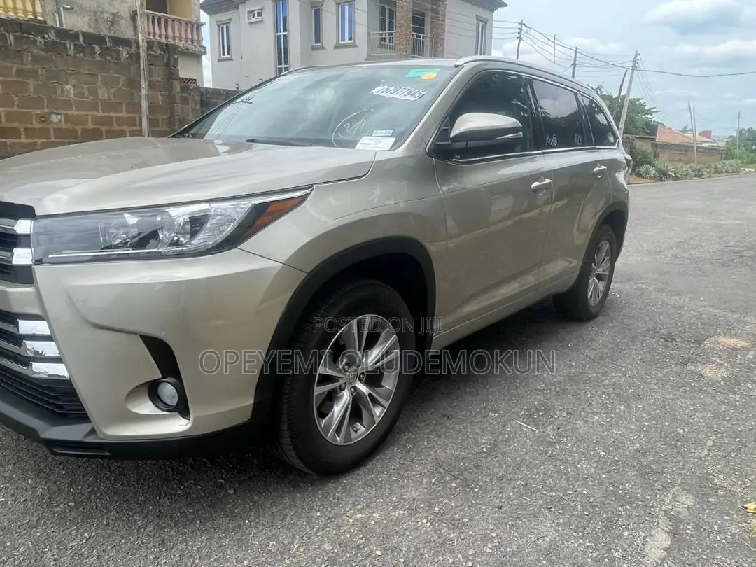 Toyota Highlander XLE 4dr SUV (3.5L 6cyl 6A) 2015 Gold