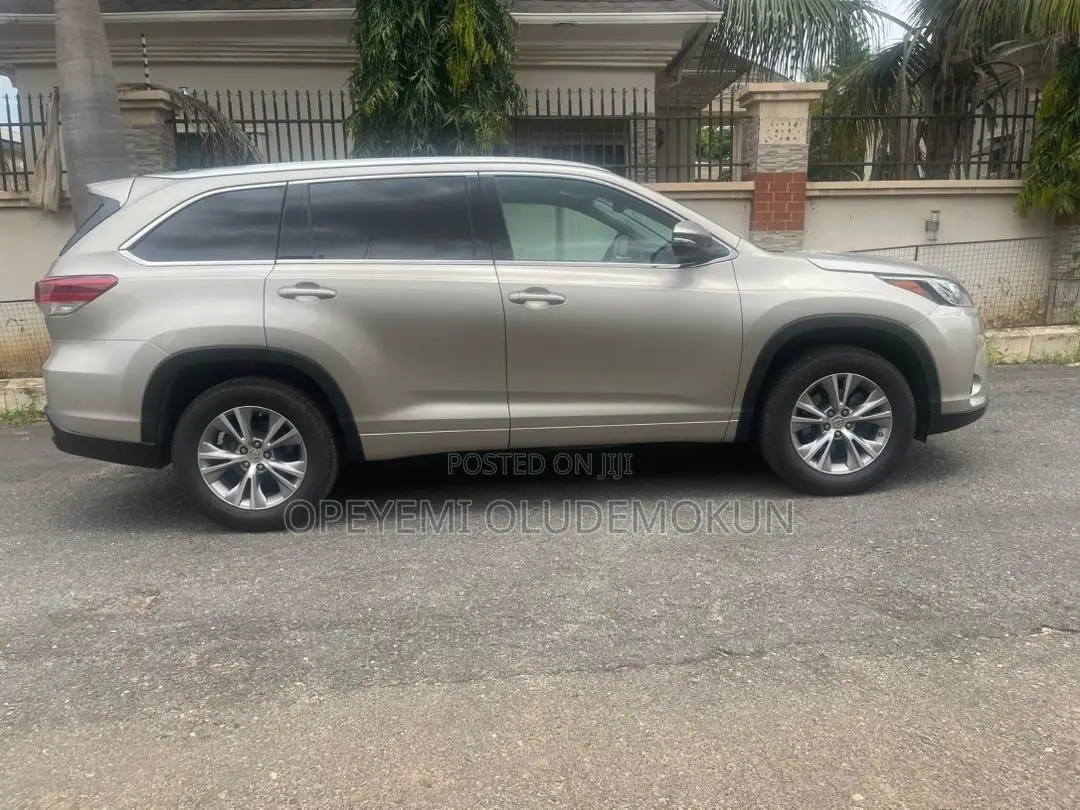 Toyota Highlander XLE 4dr SUV (3.5L 6cyl 6A) 2015 Gold