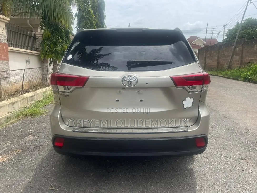 Toyota Highlander XLE 4dr SUV (3.5L 6cyl 6A) 2015 Gold