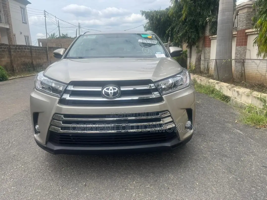 Toyota Highlander XLE 4dr SUV (3.5L 6cyl 6A) 2015 Gold