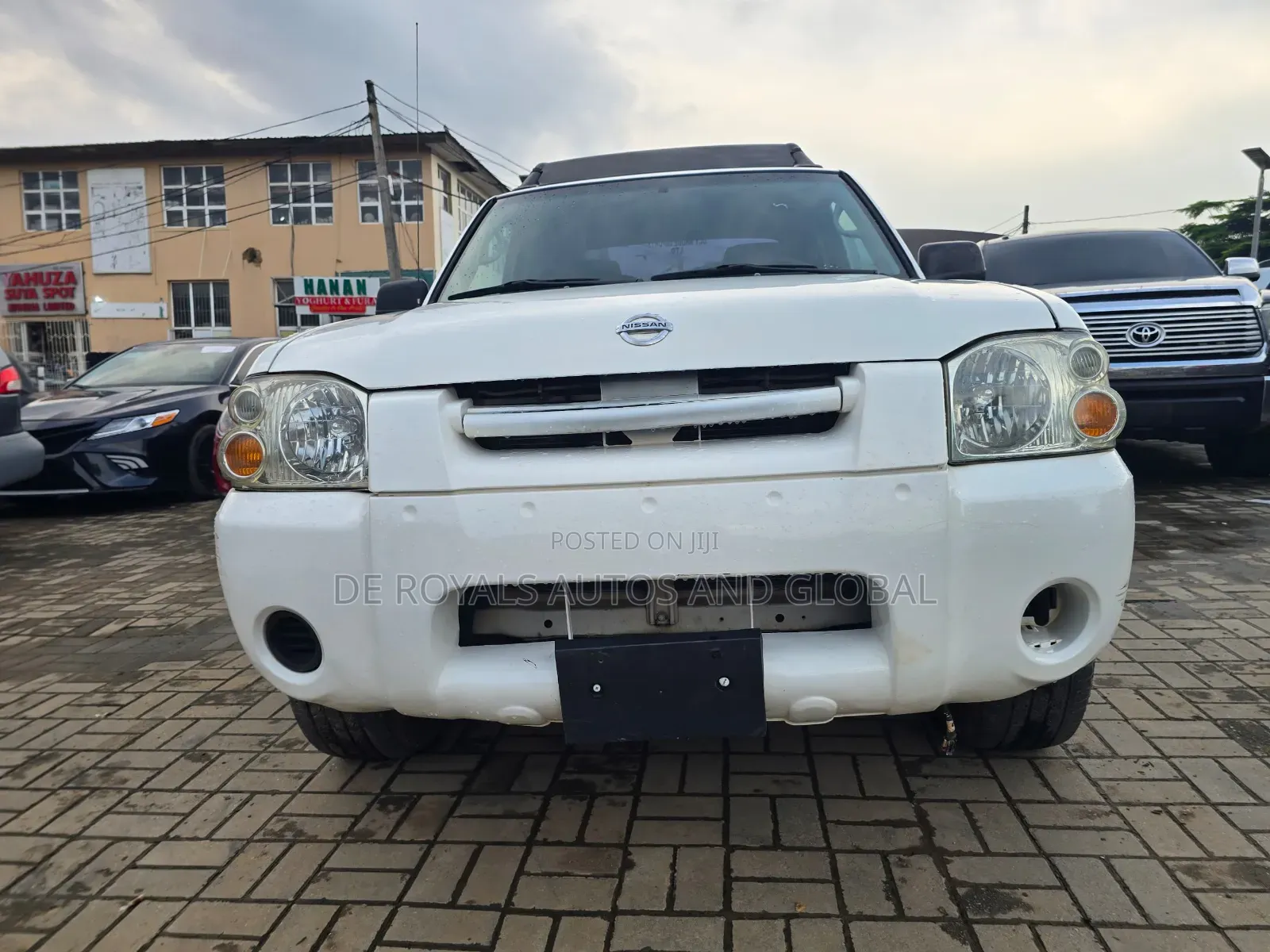 Nissan DoubleCab 2010 White