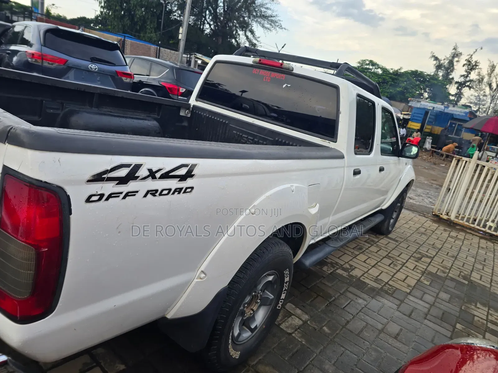 Nissan DoubleCab 2010 White