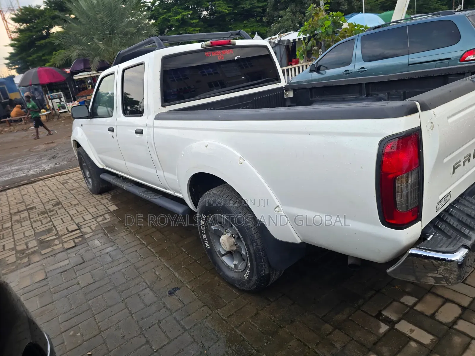 Nissan DoubleCab 2010 White