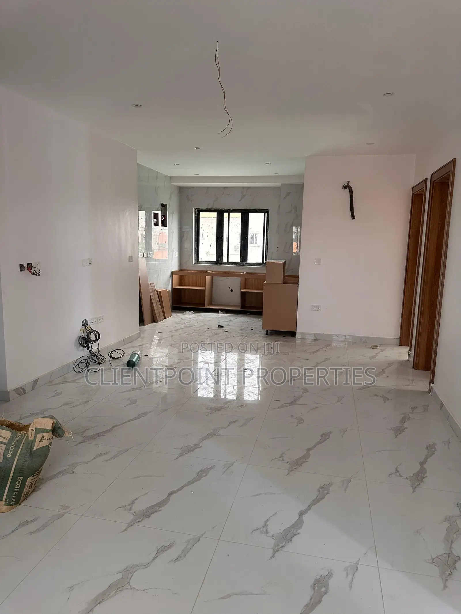 3bdrm Apartment in Queens Street, Alagomeji for sale
