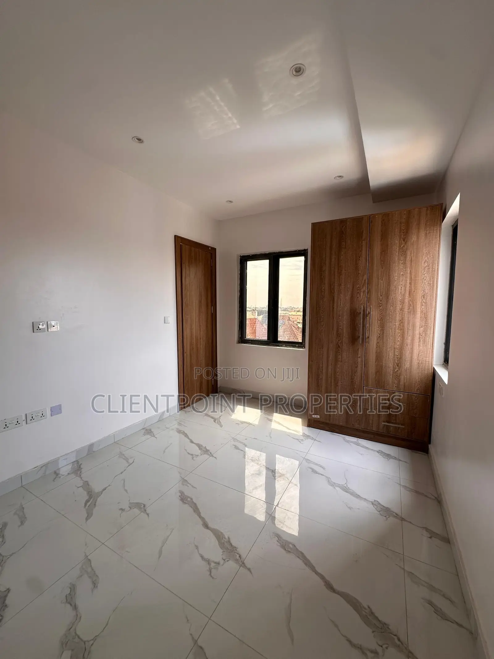 3bdrm Apartment in Queens Street, Alagomeji for sale