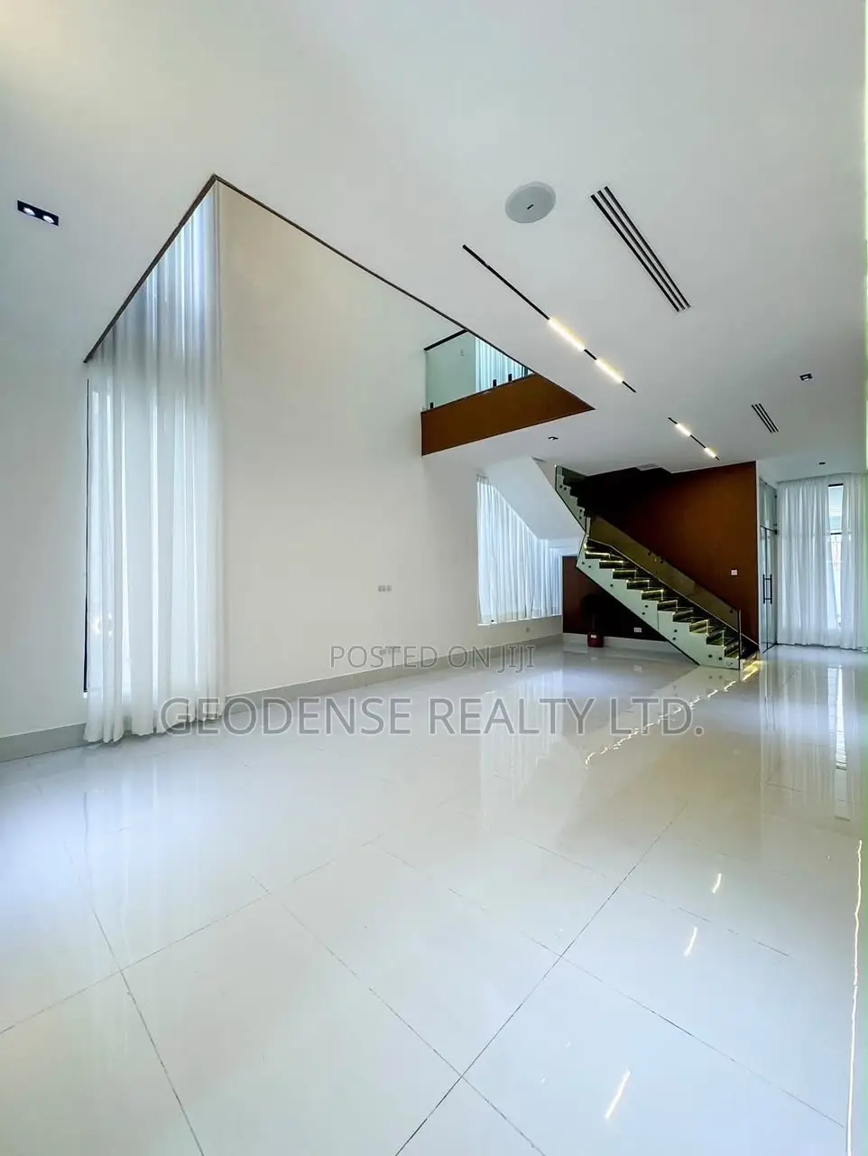 5bdrm Duplex in Chevron for sale