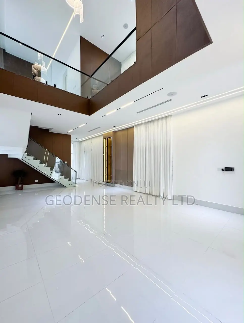 5bdrm Duplex in Chevron for sale