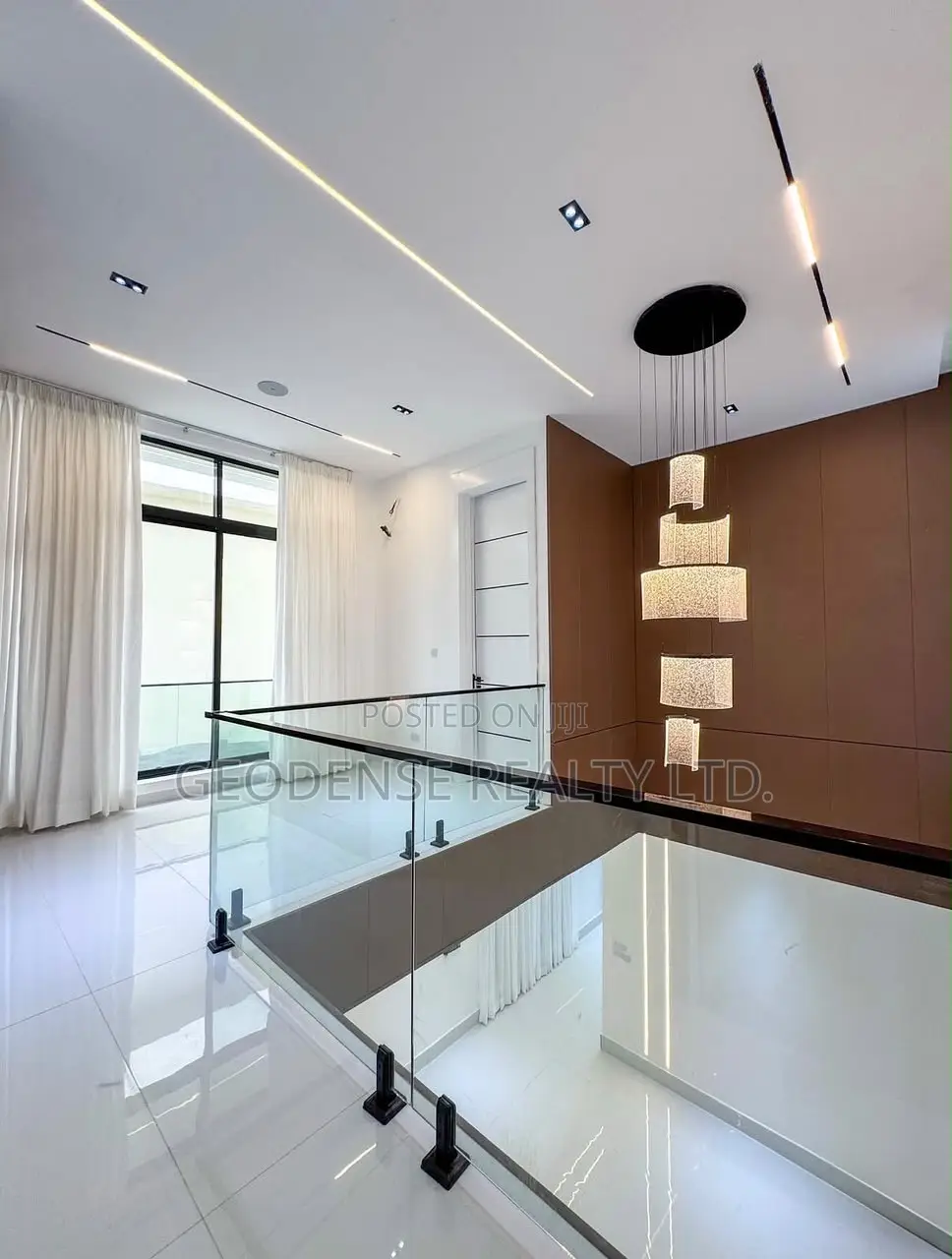 5bdrm Duplex in Chevron for sale
