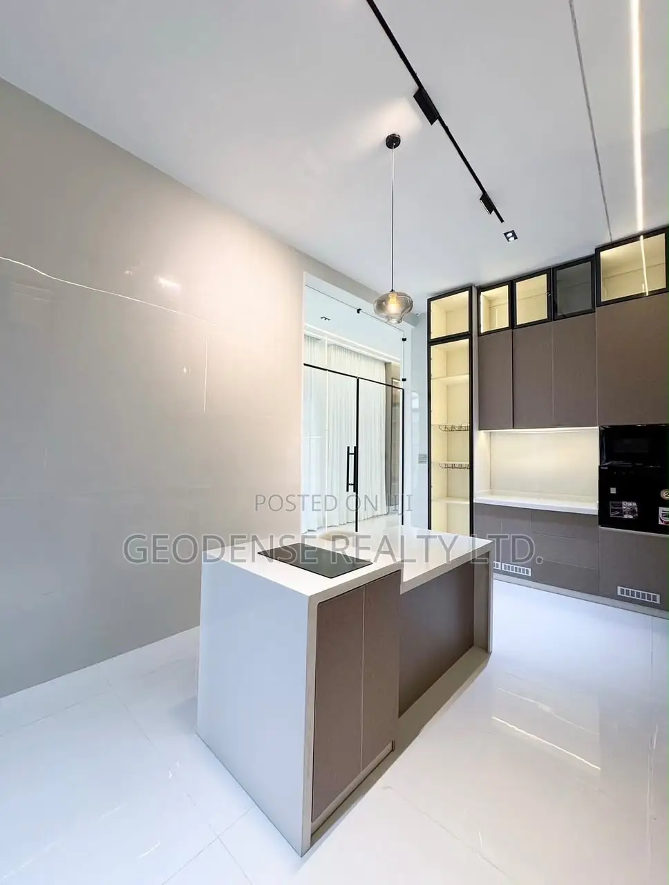 5bdrm Duplex in Chevron for sale
