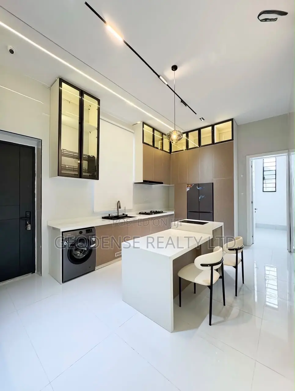 5bdrm Duplex in Chevron for sale