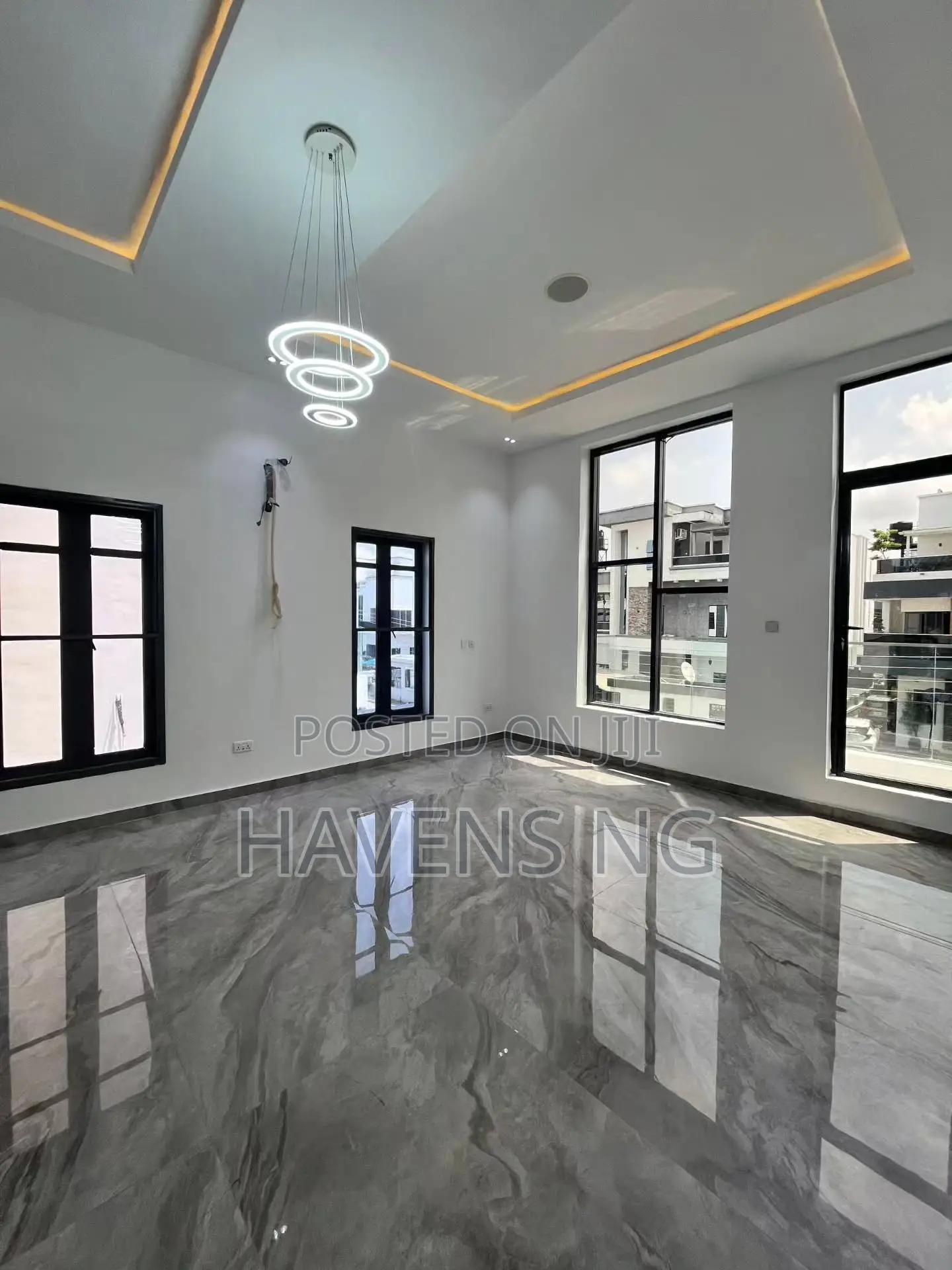 5bdrm Duplex in Osapa london for sale