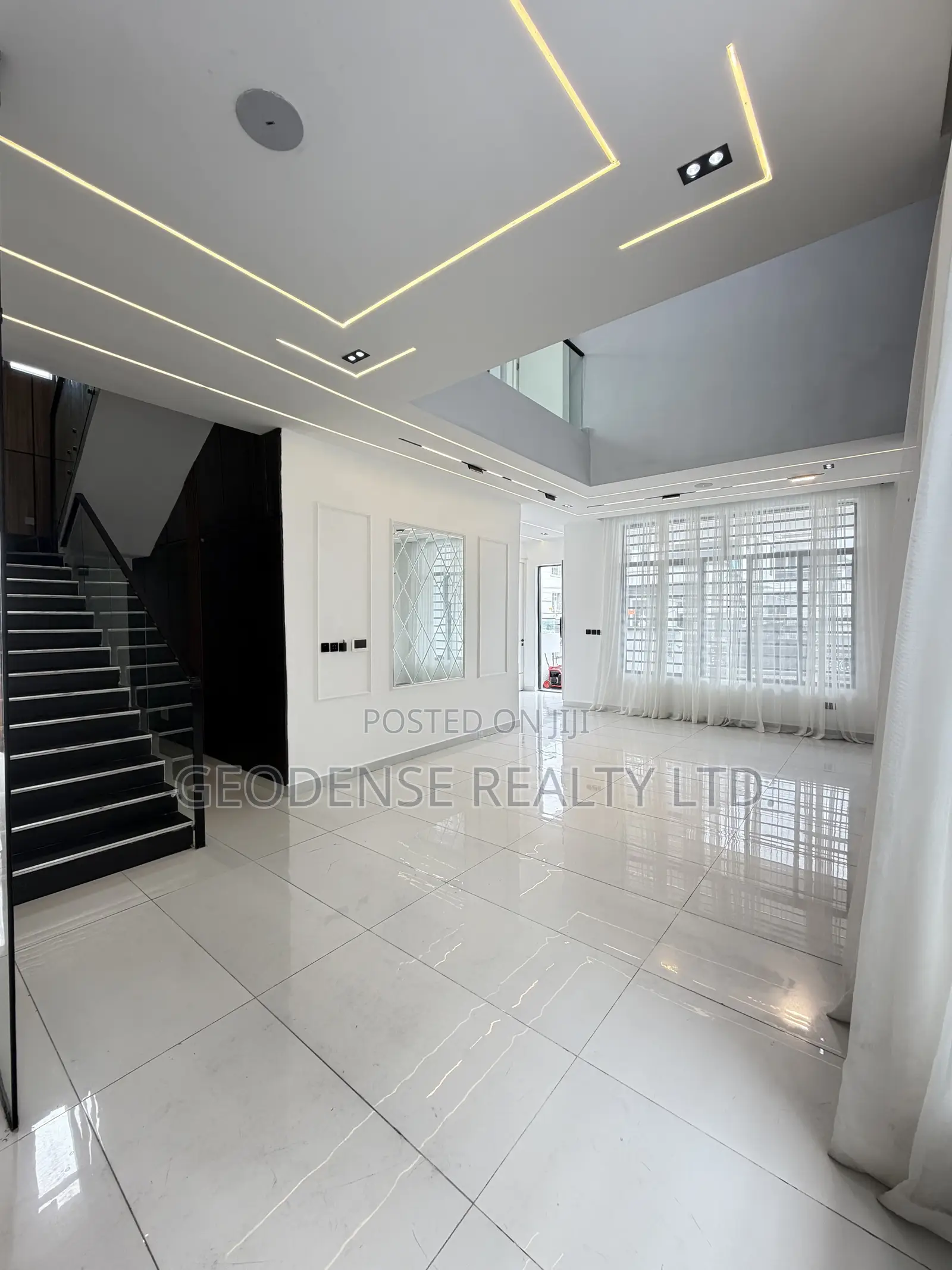 5bdrm Duplex in Ikota for sale