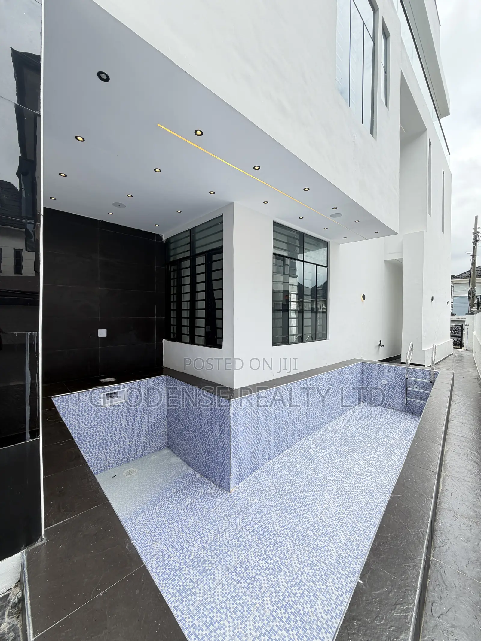 5bdrm Duplex in Ikota for sale