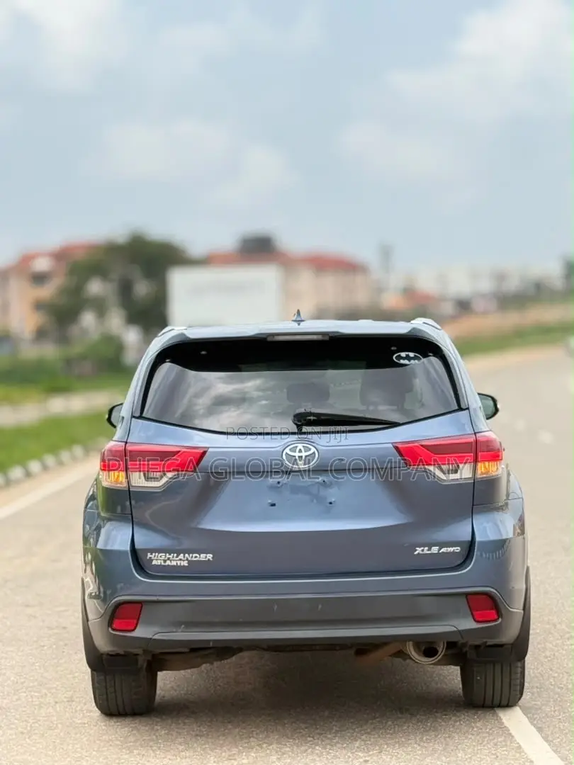 Toyota Highlander XLE 2019 Blue