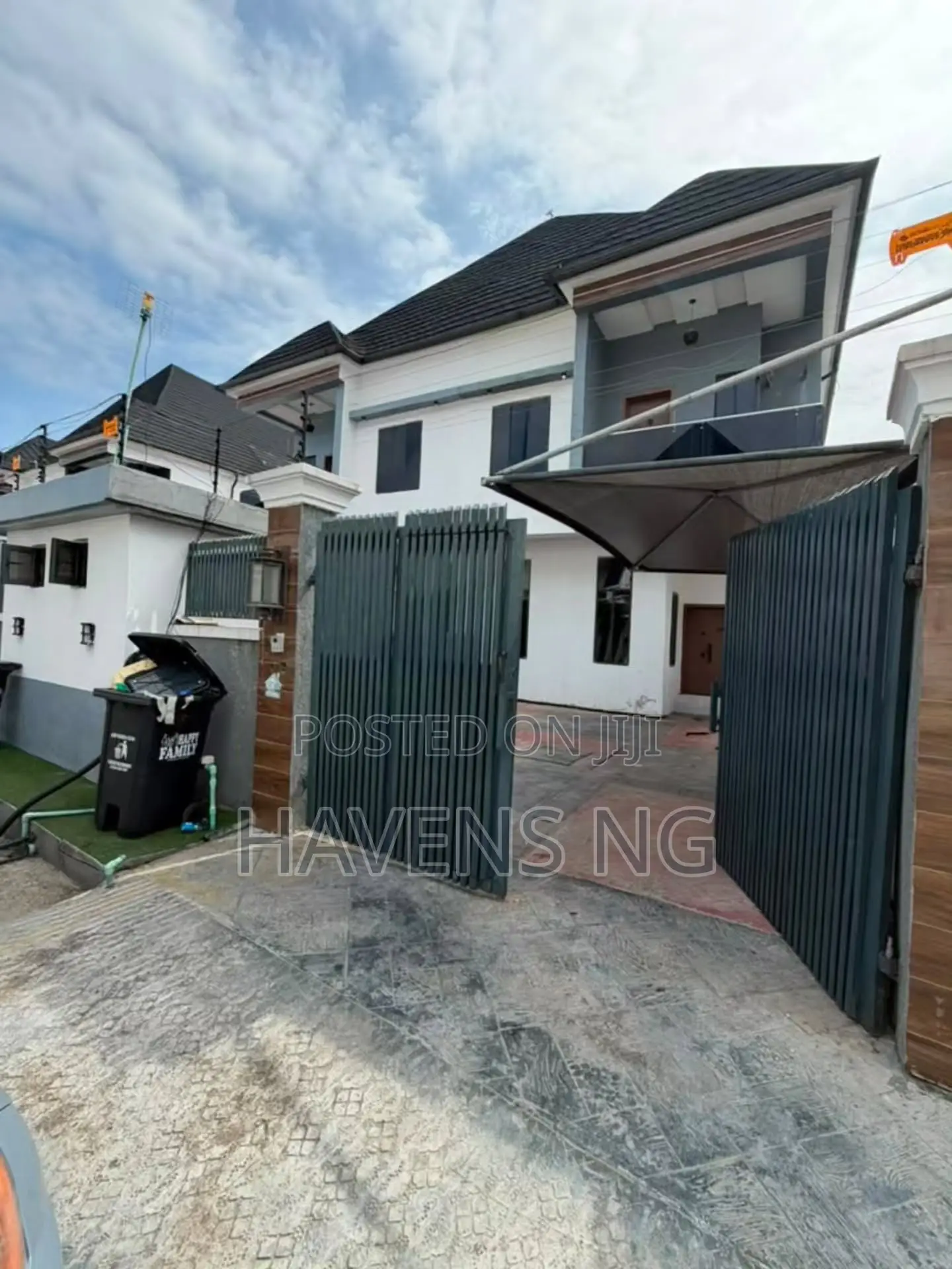 4bdrm Duplex in Chevron for sale