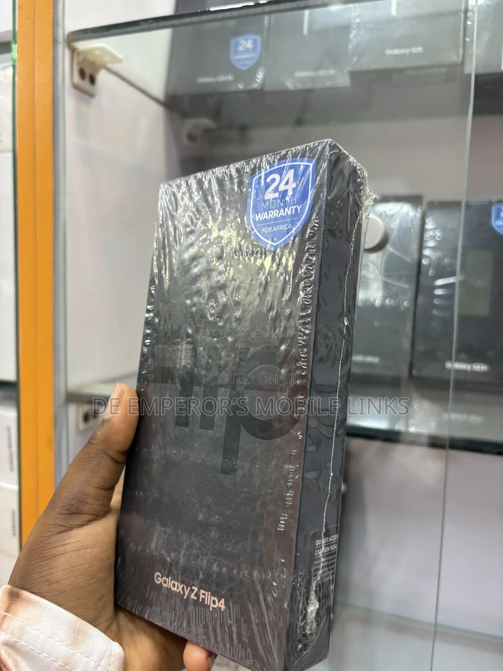 New Samsung Galaxy Z Flip4 256 GB Gold
