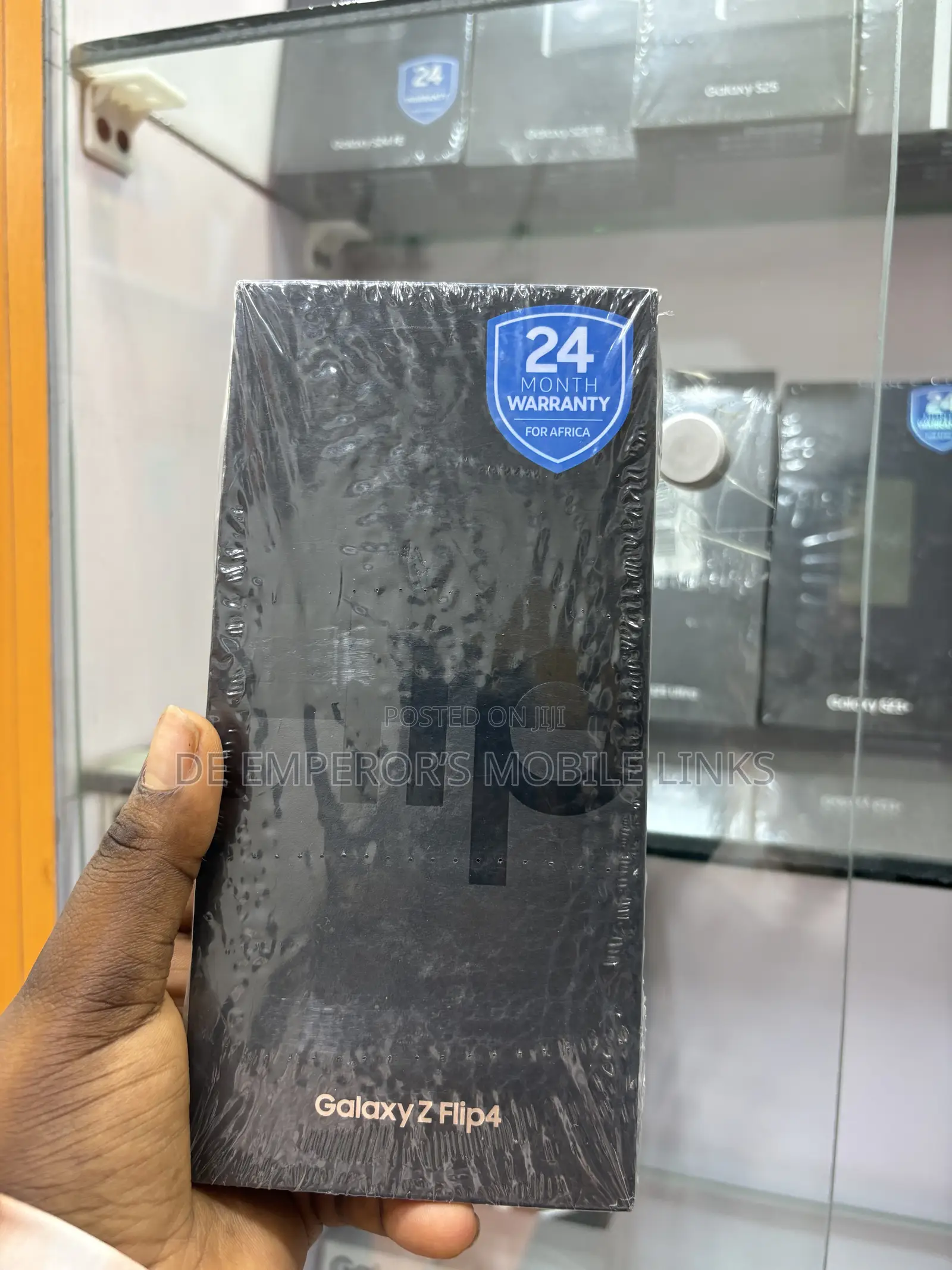 New Samsung Galaxy Z Flip4 256 GB Gold