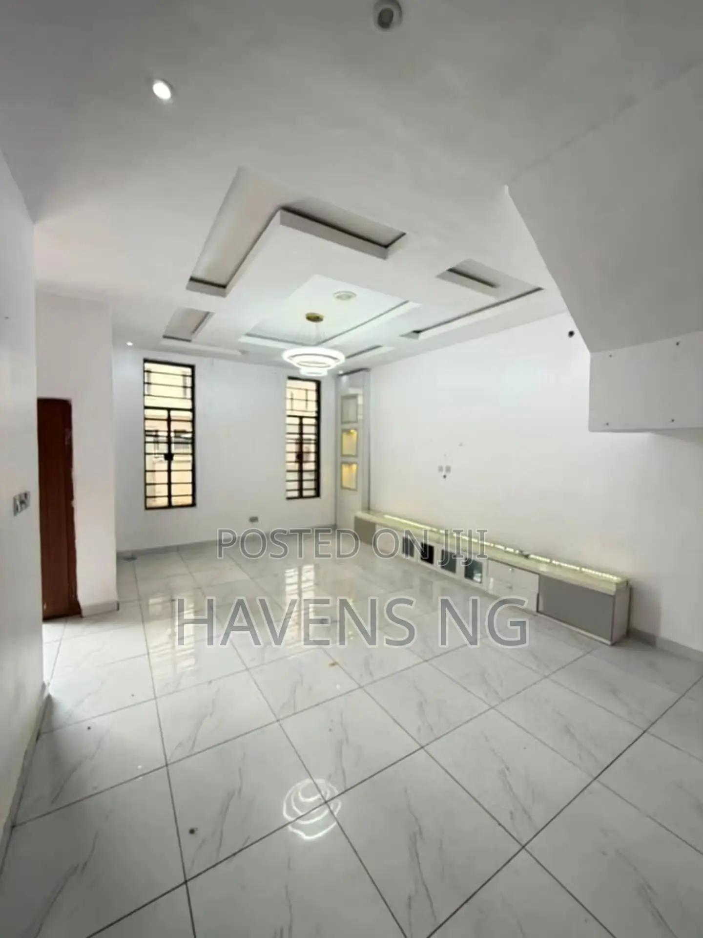 4bdrm Duplex in Chevron for sale