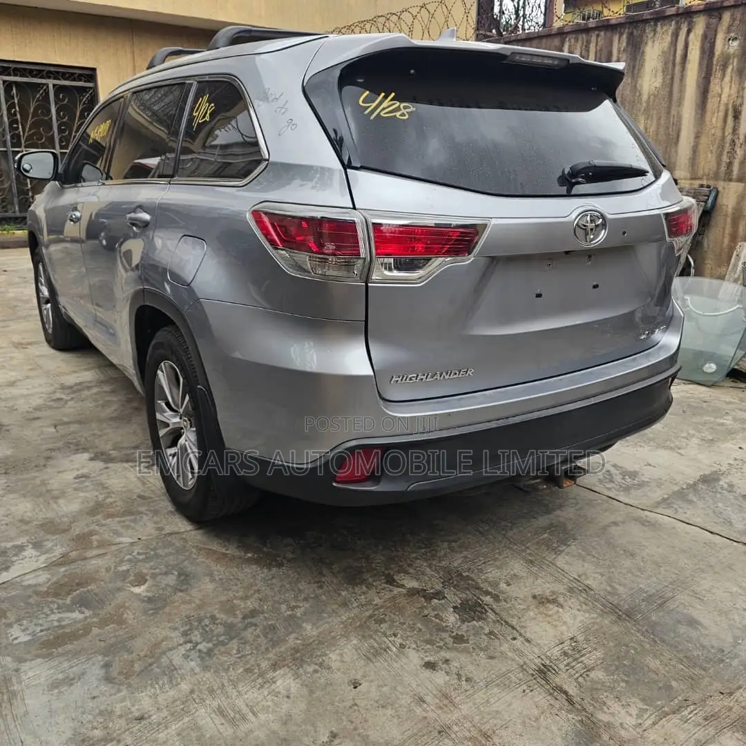 Toyota Highlander XLE 4dr SUV AWD (3.5L 6cyl 6A) 2015 Gray