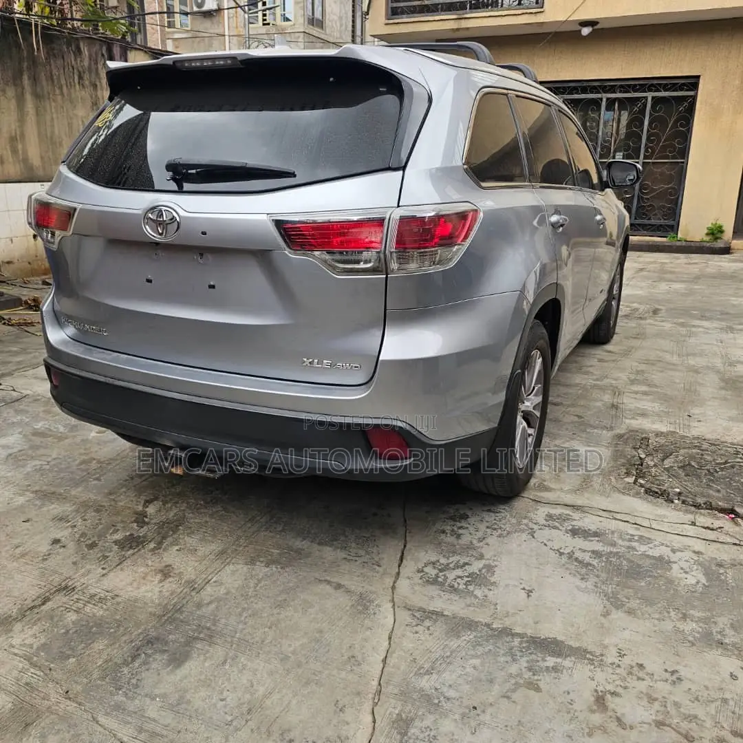 Toyota Highlander XLE 4dr SUV AWD (3.5L 6cyl 6A) 2015 Gray