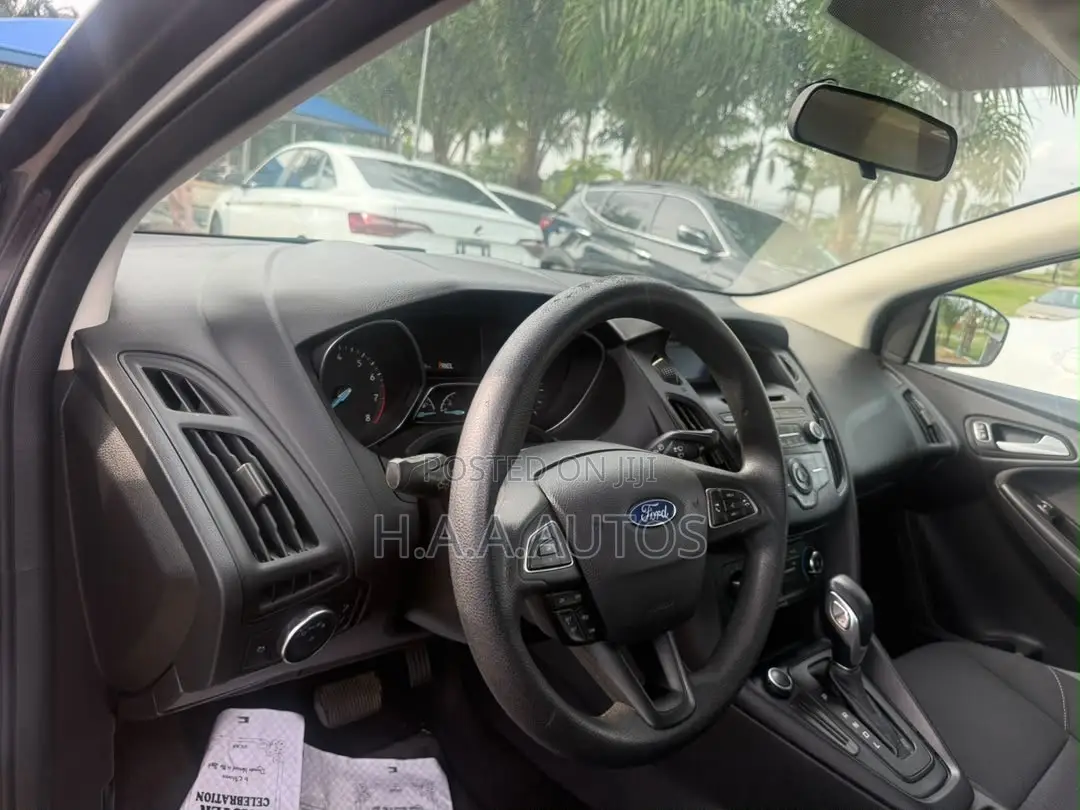 Ford Focus SE Hatchback FWD (2.0L 4cyl 6A) 2017 Gray