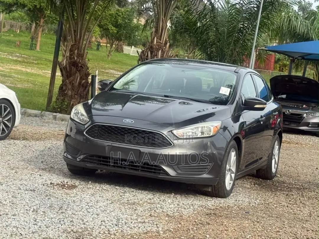 Ford Focus SE Hatchback FWD (2.0L 4cyl 6A) 2017 Gray