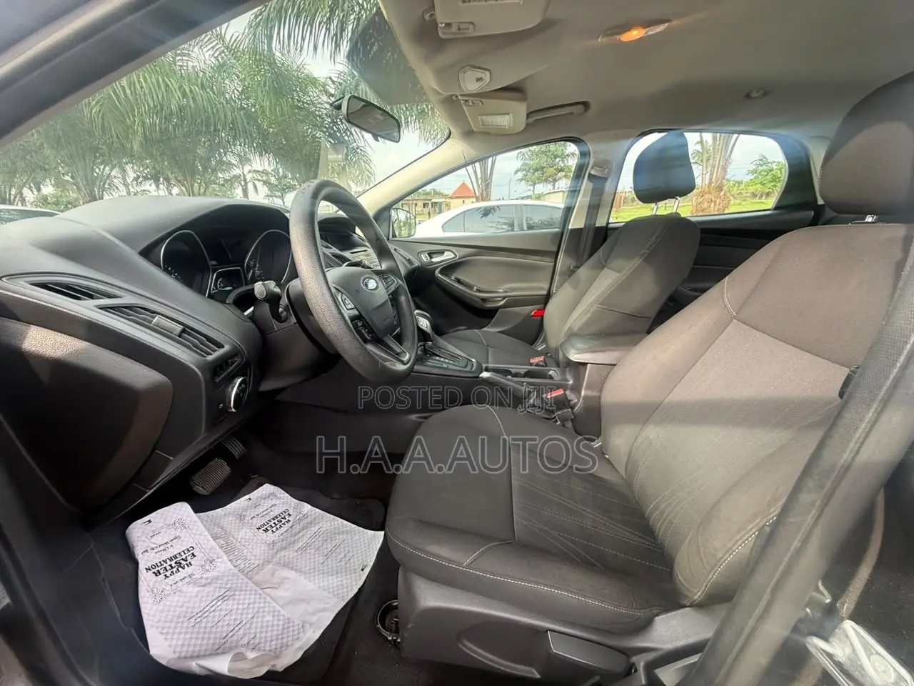 Ford Focus SE Hatchback FWD (2.0L 4cyl 6A) 2017 Gray
