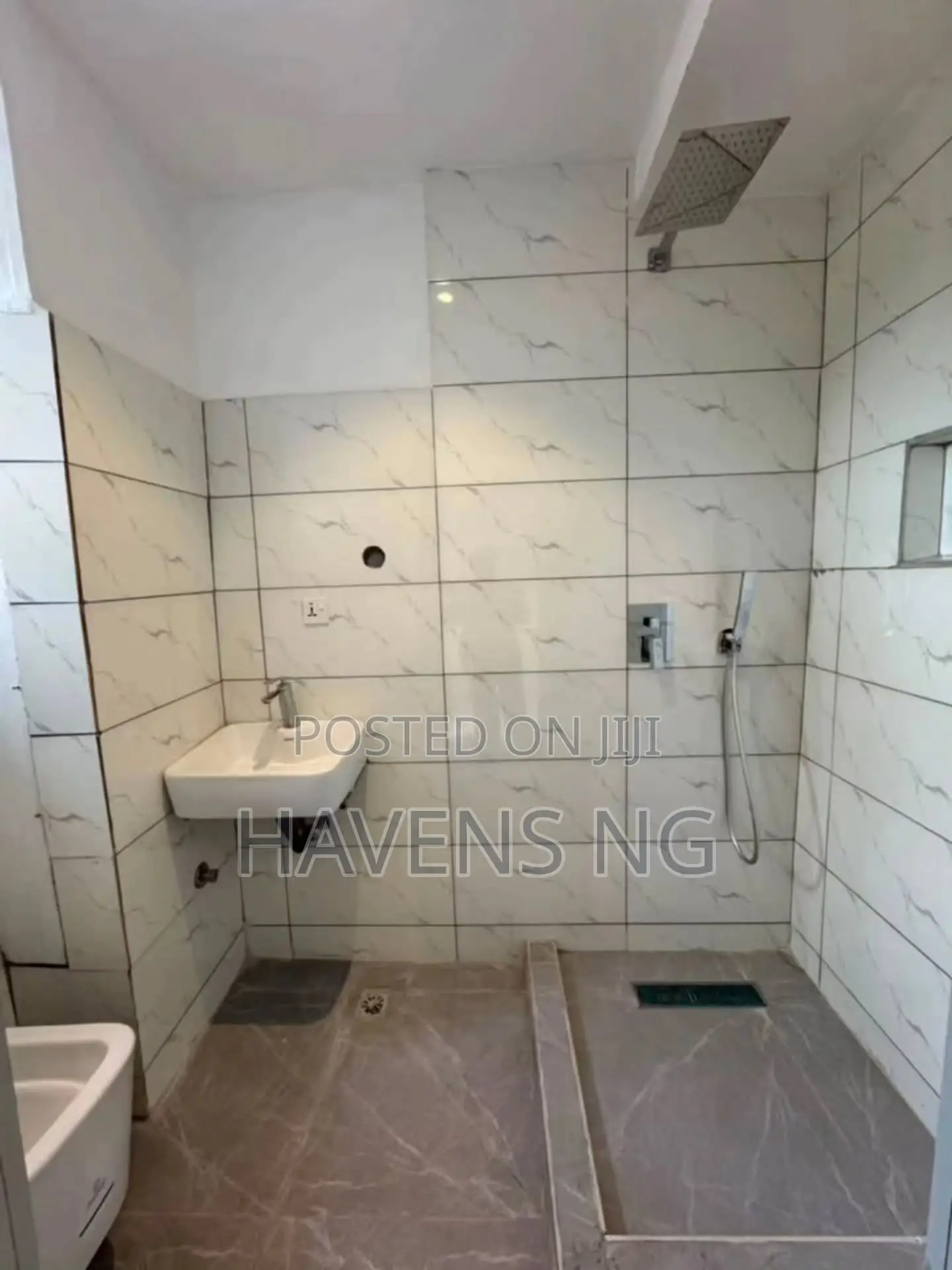 2bdrm Maisonette in Lekki Phase 1 for sale