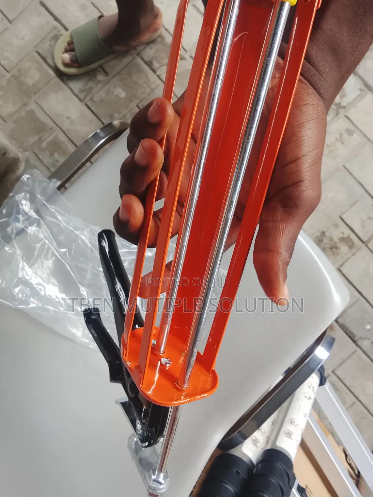 Heavy-Duty Manual Caulking Gun