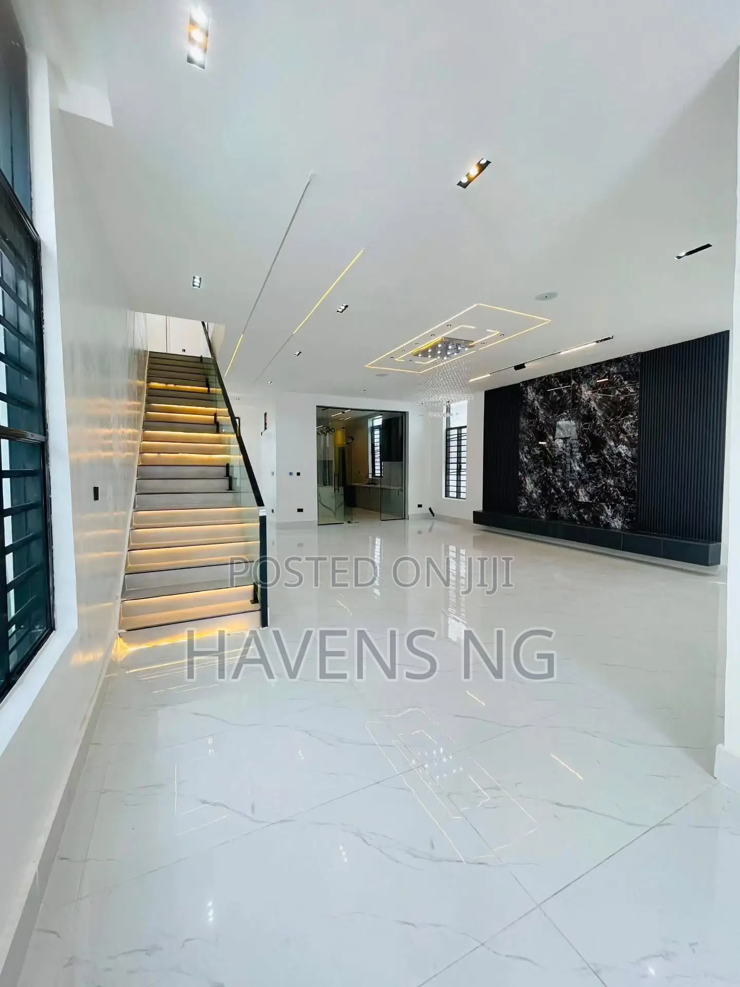 5bdrm Duplex in Chevron for sale