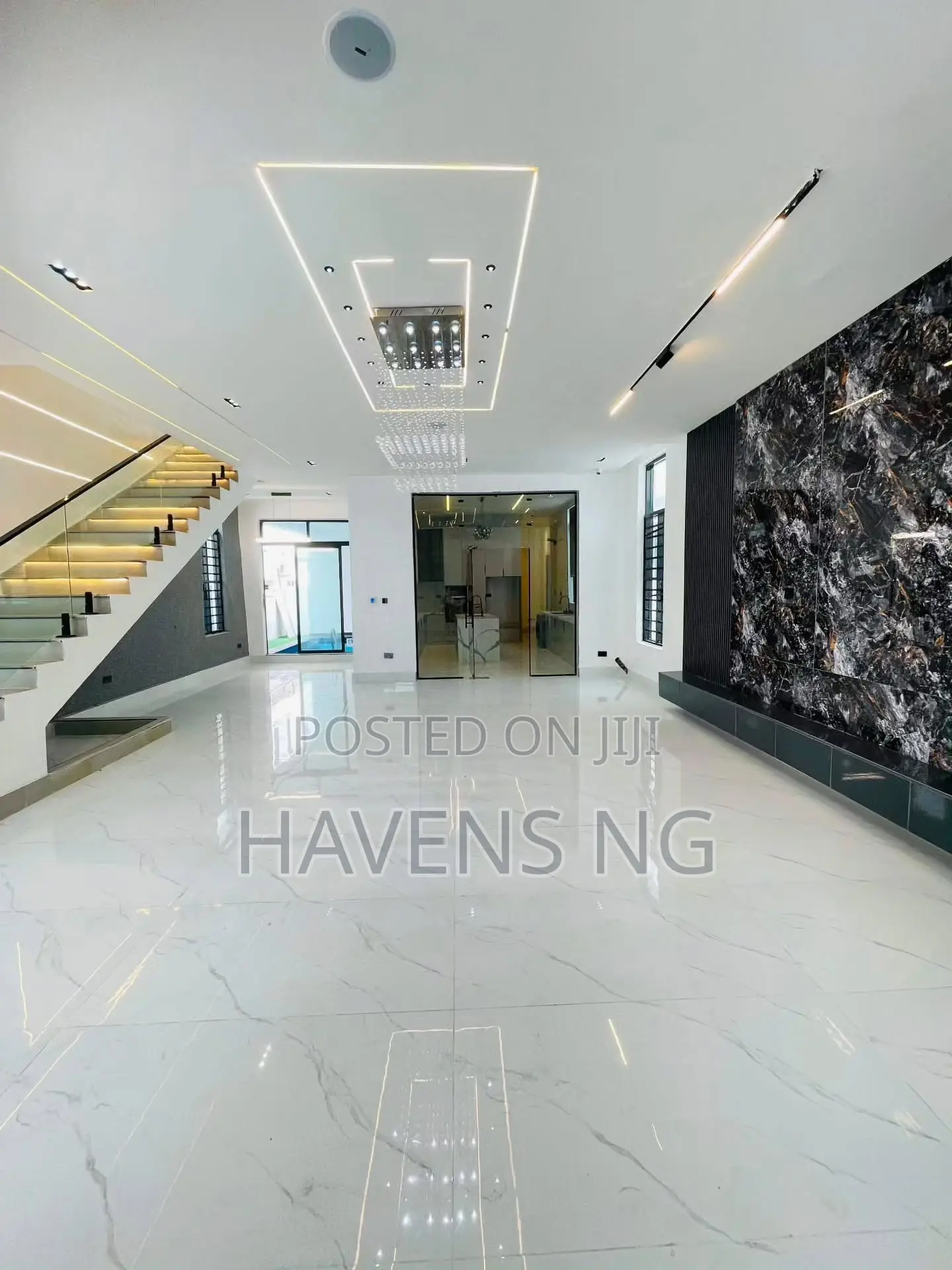 5bdrm Duplex in Chevron for sale