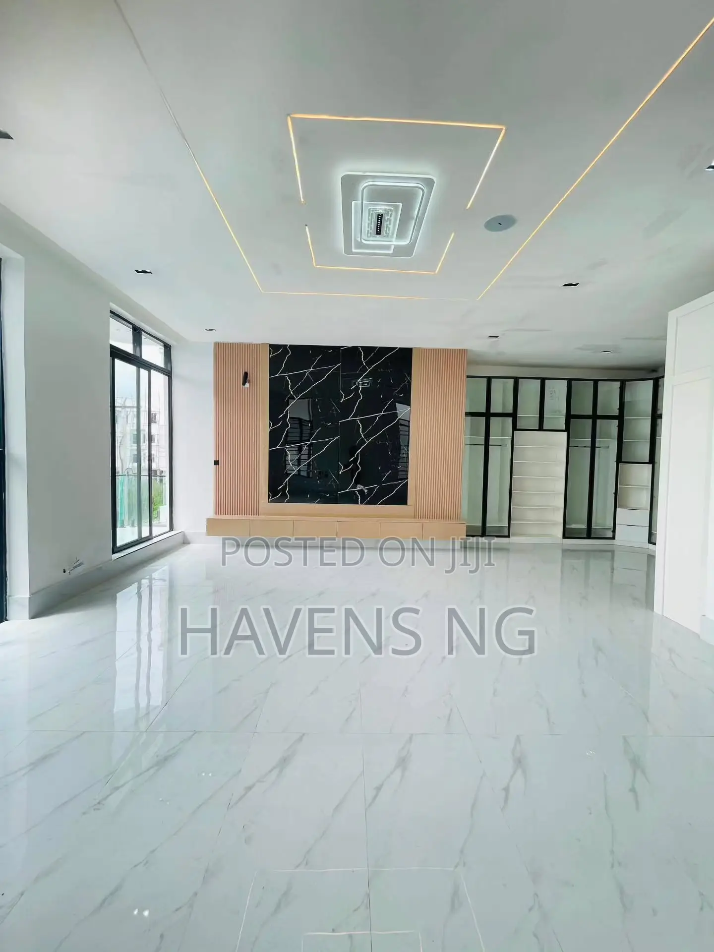 5bdrm Duplex in Chevron for sale