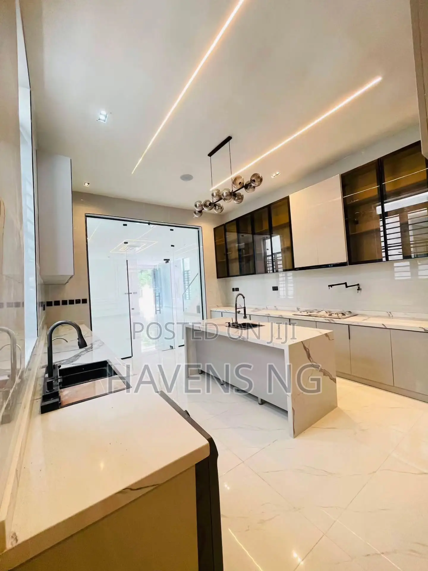 5bdrm Duplex in Chevron for sale