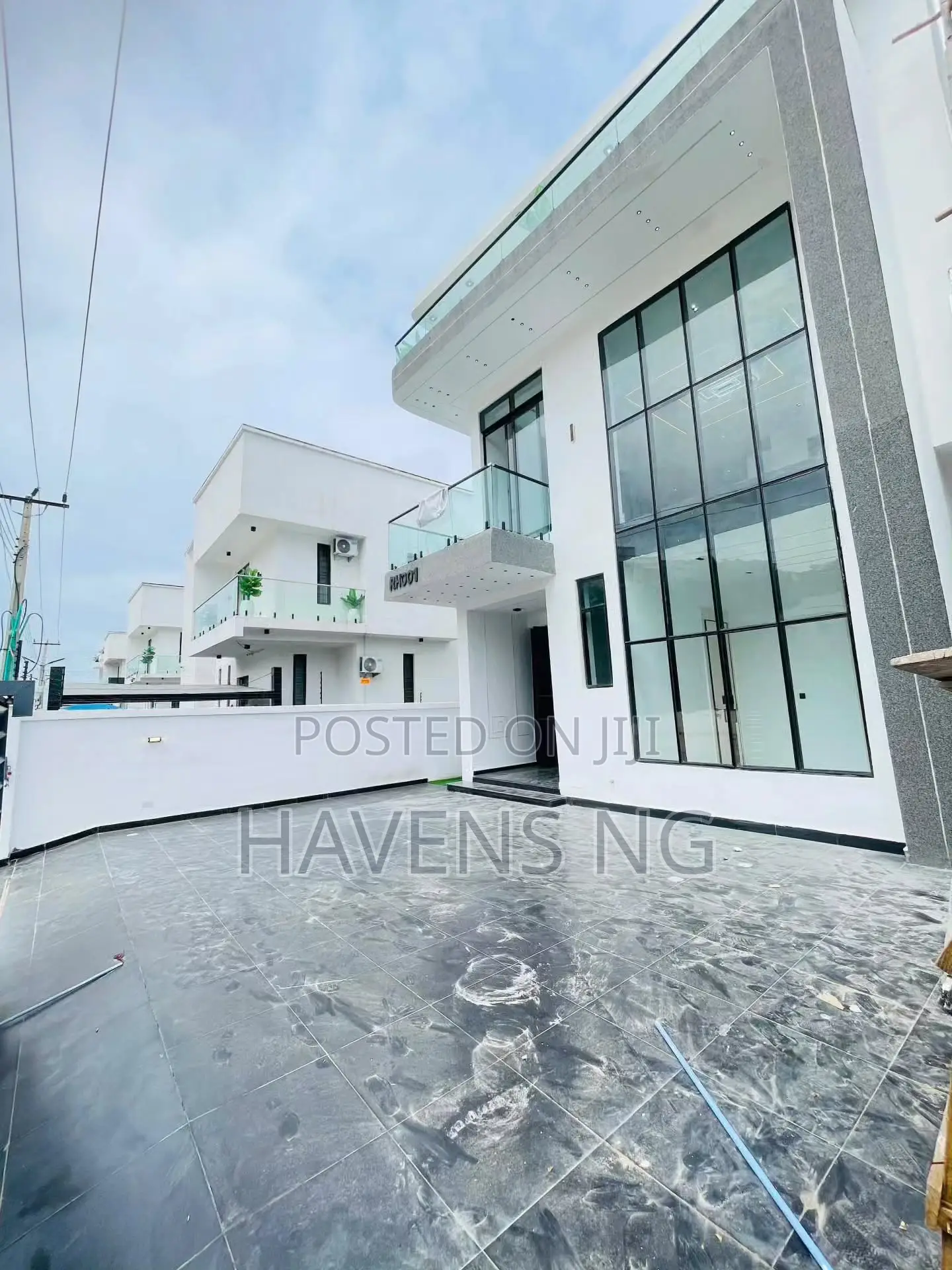 5bdrm Duplex in Chevron for sale