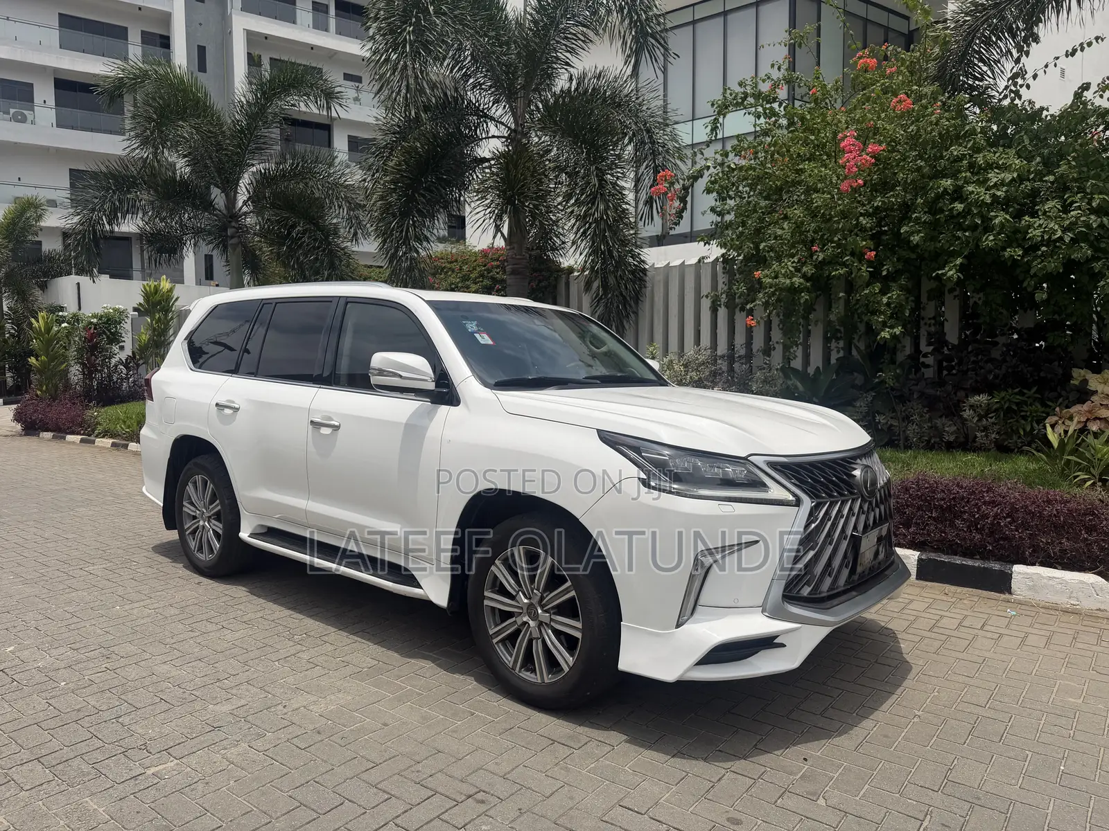 Lexus LX 570 AWD 2016 White
