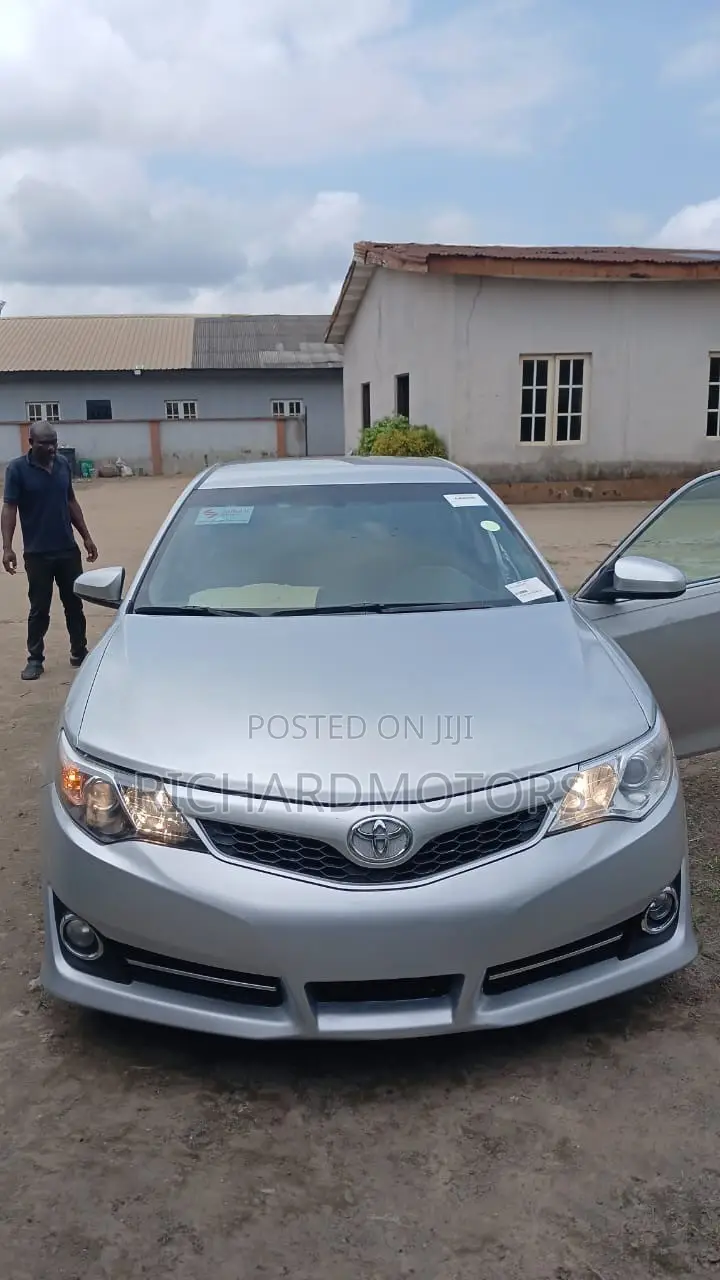 Toyota Camry SE Sport 4dr Sedan w/Prod. End 11/13 (2.5L 4cyl 6A) 2014