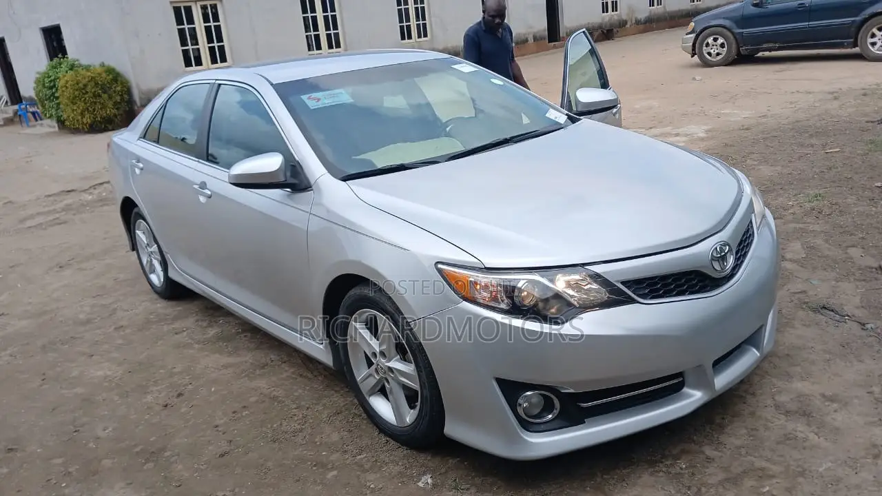 Toyota Camry SE Sport 4dr Sedan w/Prod. End 11/13 (2.5L 4cyl 6A) 2014