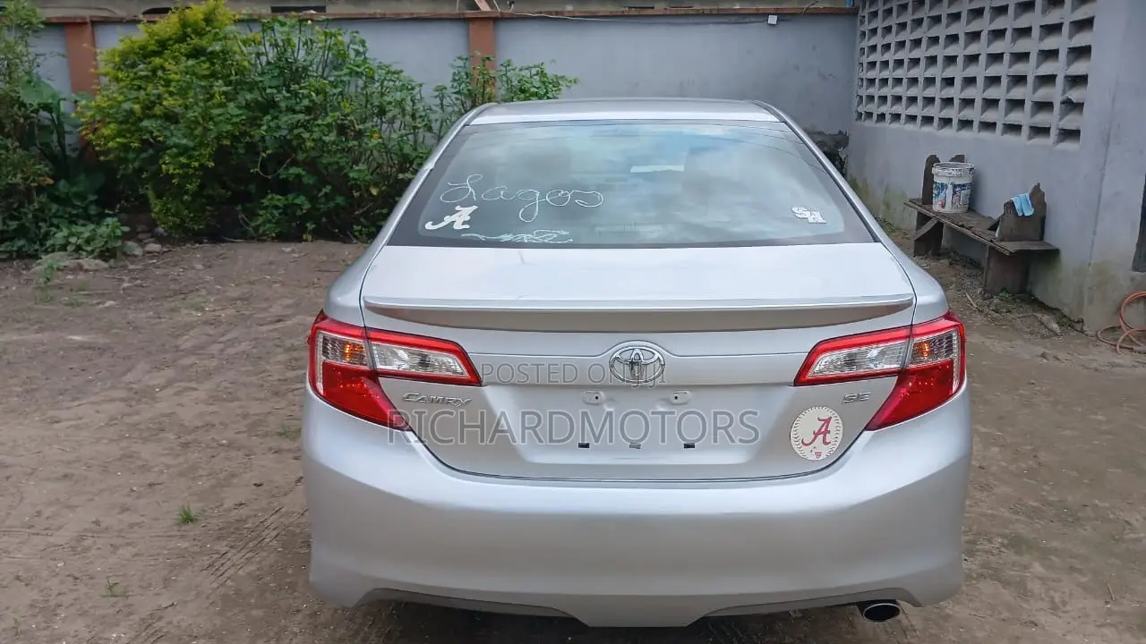 Toyota Camry SE Sport 4dr Sedan w/Prod. End 11/13 (2.5L 4cyl 6A) 2014