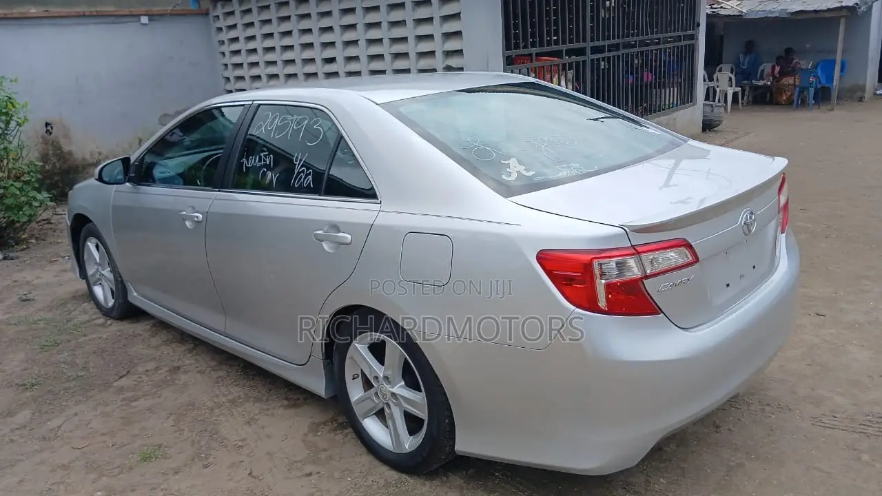 Toyota Camry SE Sport 4dr Sedan w/Prod. End 11/13 (2.5L 4cyl 6A) 2014